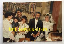 ŞARKICI CEYLAN'IN ORİJİNAL FOTOĞRAFI (KÜÇÜK CEYLAN, CEYLAN AVCI) - 13 x 9 cm EBADINDA - KÜÇÜK CEYLAN KATILDIĞI BİR DÜĞÜNDE GELİNLE DAMADIN YANINDA POZ VERİRKEN