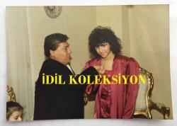 Efemera - ŞARKICI CEYLAN'IN ORİJİNAL FOTOĞRAFI (KÜÇÜK CEYLAN, CEYLAN AVCI) - 12,5 x 9 cm EBADINDA - KÜÇÜK CEYLAN MÜZİK YARIŞMASINDA BİRİNCİ OLDUKTAN SONRA JURİ ÜYESİ TARAFINDAN KUTLANIRKEN, 1980'LER - kitantik - kitaLog