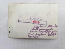 ŞARKICI CEYLAN'IN ORİJİNAL FOTOĞRAFI (KÜÇÜK CEYLAN, CEYLAN AVCI) - 12,5 x 9 cm EBADINDA - KÜÇÜK CEYLAN MÜZİK YARIŞMASINDA BİRİNCİ OLDUKTAN SONRA JURİ ÜYESİ TARAFINDAN KUTLANIRKEN, 1980'LER