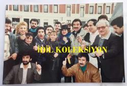 ŞARKICI CEYLAN'IN ORİJİNAL FOTOĞRAFI (KÜÇÜK CEYLAN, CEYLAN AVCI) - 15 x 10 cm EBADINDA - KÜÇÜK CEYLAN, YILMAZ KÖKSAL, YUNUS BÜLBÜL, MELİKE ZOBU, ALİ TEKİNTÜRE ve DİĞER SANATÇI DOSTLARIYLA HATIRA POZU VERİRKEN ÇEKİLMİŞ BİR FOTOĞRAF, 1980'LER