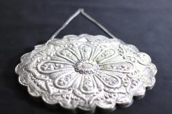 Gümüş, el kakması 900 duvar aynası. 20x16cm.