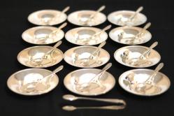 Gümüş 12 ad. 900 ayar çay tabağı.12 ad. 800 ayar çay kaşığı ve şeker tutacağı . Damgalı. Tabak Çapı 10,5 cm. kaşık boyu:10,5cm. Şeker tutacağı 12 cm.