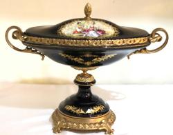 Sevres imzalı, yüzeyine el boyaması  yaşam tarzı teması işlenmiş bronz ayaklı kapaklı jardinier. Boy:38cm Y:32.cm
