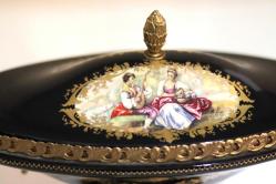 Sevres imzalı, yüzeyine el boyaması  yaşam tarzı teması işlenmiş bronz ayaklı kapaklı jardinier. Boy:38cm Y:32.cm