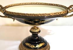 Sevres imzalı, yüzeyine el boyaması  yaşam tarzı teması işlenmiş bronz ayaklı kapaklı jardinier. Boy:38cm Y:32.cm