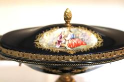 Sevres imzalı, yüzeyine el boyaması  yaşam tarzı teması işlenmiş bronz ayaklı kapaklı jardinier. Boy:38cm Y:32.cm