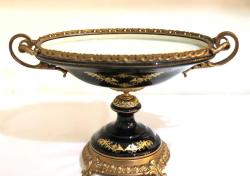 Sevres imzalı, yüzeyine el boyaması  yaşam tarzı teması işlenmiş bronz ayaklı kapaklı jardinier. Boy:38cm Y:32.cm