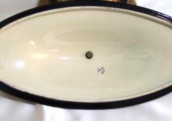 Sevres imzalı, yüzeyine el boyaması  yaşam tarzı teması işlenmiş bronz ayaklı kapaklı jardinier. Boy:38cm Y:32.cm