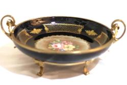 Limoges imzalı, bronz aplikeli, kulplu,  porselen el boyaması centerpiece  tabak. . Boyu kulp dahil: 37cm. Çapı: 30cm. Y:12cm.