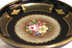 Limoges imzalı, bronz aplikeli, kulplu,  porselen el boyaması centerpiece  tabak. . Boyu kulp dahil: 37cm. Çapı: 30cm. Y:12cm.