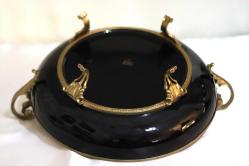 Limoges imzalı, bronz aplikeli, kulplu,  porselen el boyaması centerpiece  tabak. . Boyu kulp dahil: 37cm. Çapı: 30cm. Y:12cm.