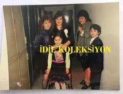 ŞARKICI CEYLAN'IN ORİJİNAL FOTOĞRAFI (KÜÇÜK CEYLAN, CEYLAN AVCI) - 17 x 12 cm EBADINDA - KÜÇÜK CEYLAN SEVDİKLERİYLE HATIRA POZU VERİRKEN