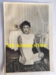 ŞARKICI CEYLAN'IN ORİJİNAL FOTOĞRAFI (KÜÇÜK CEYLAN, CEYLAN AVCI) - 17 x 12 cm EBADINDA - KÜÇÜK CEYLAN EVİNDE BEYAZ GİYSİLERİYLE POZ VERİRKEN