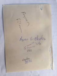 ŞARKICI CEYLAN'IN ORİJİNAL FOTOĞRAFI (KÜÇÜK CEYLAN, CEYLAN AVCI) - 17 x 12 cm EBADINDA - KÜÇÜK CEYLAN EVİNDE BEYAZ GİYSİLERİYLE POZ VERİRKEN
