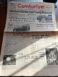 Cumhuriyet Gazetesi - 11 Ocak 1960 - İsmet İnönü'nün Bursa'da Yaptığı Konuşma - İsmet İnönü Bursa CHP İl Kongresine Giderken Fotoğraf - Başbakan Adnan Menderes İsmet İnönü'nün Basın Ve Saidi Nursi Hakkında Söylediği Sözlere Cevapları Verdi - Hükümetin Saidi Nursi İle Alakalı Bir Kararı - Yeni Sabah Gazetesinin Resmi İlanları Kesildi - Fenerbahçe Galatasaray'ı 64 62 Yendi Fotoğraf - CHP'den İstifa Eden Atıf Topaloğlu Demokrat Parti'ye Girdi - Lapçin Vesaire Yazan Burhan Felek Köşe Yazısı - Meşhur Tiyatro Yazarı Paul Arnold İstanbul'da - Kanserin Yeni Bi Bir Tedavi Usulü - Mevlana Müzesini Bir Yılda 342.561 Kişi Ziyaret Etti - Alaman Kaşığı Yazan Fakir Baykurt - Şehir Tiyatrosu Hamlet - Karaca Tiyatrosu Salıncakta İki Kişi Piyesi - Spartak Beşiktaş'ı Dün 2 1 Mağlup Etti Fotoğraf - Fenerbahçe Göztepeye Puan Verdi 0 0 - Can Bartu Fevkalade Oynadı Ordu Takımı Lucerneyi Yendi - Nuh'un Ankara Makarnası - ÇBS Boya - John Haynes İngiltere'de Yılın Futbolcusu Seçildi - Şahane Macera Filmi