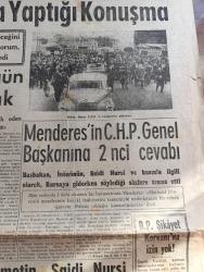 Cumhuriyet Gazetesi - 11 Ocak 1960 - İsmet İnönü'nün Bursa'da Yaptığı Konuşma - İsmet İnönü Bursa CHP İl Kongresine Giderken Fotoğraf - Başbakan Adnan Menderes İsmet İnönü'nün Basın Ve Saidi Nursi Hakkında Söylediği Sözlere Cevapları Verdi - Hükümetin Saidi Nursi İle Alakalı Bir Kararı - Yeni Sabah Gazetesinin Resmi İlanları Kesildi - Fenerbahçe Galatasaray'ı 64 62 Yendi Fotoğraf - CHP'den İstifa Eden Atıf Topaloğlu Demokrat Parti'ye Girdi - Lapçin Vesaire Yazan Burhan Felek Köşe Yazısı - Meşhur Tiyatro Yazarı Paul Arnold İstanbul'da - Kanserin Yeni Bi Bir Tedavi Usulü - Mevlana Müzesini Bir Yılda 342.561 Kişi Ziyaret Etti - Alaman Kaşığı Yazan Fakir Baykurt - Şehir Tiyatrosu Hamlet - Karaca Tiyatrosu Salıncakta İki Kişi Piyesi - Spartak Beşiktaş'ı Dün 2 1 Mağlup Etti Fotoğraf - Fenerbahçe Göztepeye Puan Verdi 0 0 - Can Bartu Fevkalade Oynadı Ordu Takımı Lucerneyi Yendi - Nuh'un Ankara Makarnası - ÇBS Boya - John Haynes İngiltere'de Yılın Futbolcusu Seçildi - Şahane Macera Filmi