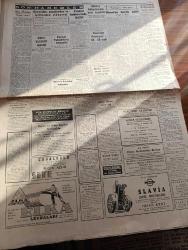 Cumhuriyet Gazetesi - 11 Ocak 1960 - İsmet İnönü'nün Bursa'da Yaptığı Konuşma - İsmet İnönü Bursa CHP İl Kongresine Giderken Fotoğraf - Başbakan Adnan Menderes İsmet İnönü'nün Basın Ve Saidi Nursi Hakkında Söylediği Sözlere Cevapları Verdi - Hükümetin Saidi Nursi İle Alakalı Bir Kararı - Yeni Sabah Gazetesinin Resmi İlanları Kesildi - Fenerbahçe Galatasaray'ı 64 62 Yendi Fotoğraf - CHP'den İstifa Eden Atıf Topaloğlu Demokrat Parti'ye Girdi - Lapçin Vesaire Yazan Burhan Felek Köşe Yazısı - Meşhur Tiyatro Yazarı Paul Arnold İstanbul'da - Kanserin Yeni Bi Bir Tedavi Usulü - Mevlana Müzesini Bir Yılda 342.561 Kişi Ziyaret Etti - Alaman Kaşığı Yazan Fakir Baykurt - Şehir Tiyatrosu Hamlet - Karaca Tiyatrosu Salıncakta İki Kişi Piyesi - Spartak Beşiktaş'ı Dün 2 1 Mağlup Etti Fotoğraf - Fenerbahçe Göztepeye Puan Verdi 0 0 - Can Bartu Fevkalade Oynadı Ordu Takımı Lucerneyi Yendi - Nuh'un Ankara Makarnası - ÇBS Boya - John Haynes İngiltere'de Yılın Futbolcusu Seçildi - Şahane Macera Filmi