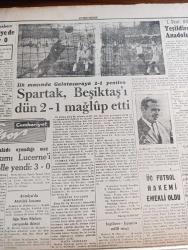 Cumhuriyet Gazetesi - 11 Ocak 1960 - İsmet İnönü'nün Bursa'da Yaptığı Konuşma - İsmet İnönü Bursa CHP İl Kongresine Giderken Fotoğraf - Başbakan Adnan Menderes İsmet İnönü'nün Basın Ve Saidi Nursi Hakkında Söylediği Sözlere Cevapları Verdi - Hükümetin Saidi Nursi İle Alakalı Bir Kararı - Yeni Sabah Gazetesinin Resmi İlanları Kesildi - Fenerbahçe Galatasaray'ı 64 62 Yendi Fotoğraf - CHP'den İstifa Eden Atıf Topaloğlu Demokrat Parti'ye Girdi - Lapçin Vesaire Yazan Burhan Felek Köşe Yazısı - Meşhur Tiyatro Yazarı Paul Arnold İstanbul'da - Kanserin Yeni Bi Bir Tedavi Usulü - Mevlana Müzesini Bir Yılda 342.561 Kişi Ziyaret Etti - Alaman Kaşığı Yazan Fakir Baykurt - Şehir Tiyatrosu Hamlet - Karaca Tiyatrosu Salıncakta İki Kişi Piyesi - Spartak Beşiktaş'ı Dün 2 1 Mağlup Etti Fotoğraf - Fenerbahçe Göztepeye Puan Verdi 0 0 - Can Bartu Fevkalade Oynadı Ordu Takımı Lucerneyi Yendi - Nuh'un Ankara Makarnası - ÇBS Boya - John Haynes İngiltere'de Yılın Futbolcusu Seçildi - Şahane Macera Filmi