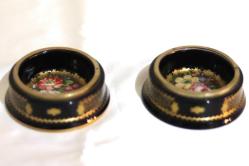 Sevres imzalı, ağız çevresi bronz geçmeli, porselen el boyaması çift küllük. Çapı: 11,5 cm. Y:4cm.