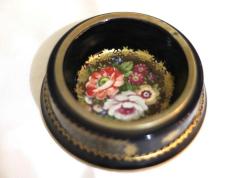 Sevres imzalı, ağız çevresi bronz geçmeli, porselen el boyaması çift küllük. Çapı: 11,5 cm. Y:4cm.