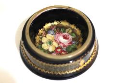 Sevres imzalı, ağız çevresi bronz geçmeli, porselen el boyaması çift küllük. Çapı: 11,5 cm. Y:4cm.