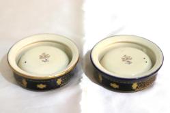 Sevres imzalı, ağız çevresi bronz geçmeli, porselen el boyaması çift küllük. Çapı: 11,5 cm. Y:4cm.