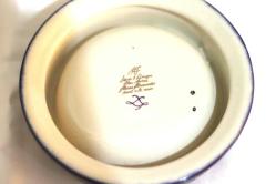Sevres imzalı, ağız çevresi bronz geçmeli, porselen el boyaması çift küllük. Çapı: 11,5 cm. Y:4cm.