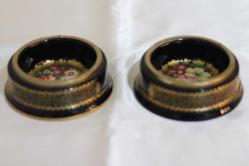 Sevres imzalı, ağız çevresi bronz geçmeli, porselen el boyaması çift küllük. Çapı: 11,5 cm. Y:4cm.