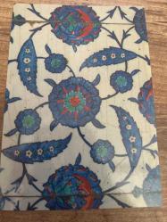 Sıraltı tekniğinde stilize gül motifli İznik çinisi  16. y.y. 2. Yarısı hürrem sultan türbesi Kartpostal 15x10 ebatında