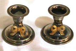 Gümüş kaplama, fiyonglu tekli çift mumluk. Taban Çapı: 7cm. Y:6cm.