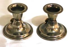 Gümüş kaplama, fiyonglu tekli çift mumluk. Taban Çapı: 7cm. Y:6cm.