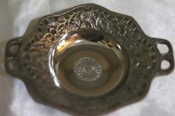 Gümüş rengi metal alışımlı çift kül tablası. 14x11 cm.