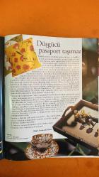 MAISON FRANÇAISE DERGİSİ - MART 1998 -   MELDA NARMANLI ÇİMEN – HIROYUKI YAMAKADO – CHRISTIAN DIOR – RALPH LAUREN – KENZO – CALVIN KLEIN – BALKAN NACİ İSLİMYELİ – MEHMET GÜRELİ – FATMA TÜLİN – KEZBAN ARCA BATIBEKİ – JALE N. ERZEN – LOLITA ASİL – FİKRET MUALLA – EROL BULUT - MODANIN YILDIZLARIYLA DEKORASYON – RALPH LAUREN, KENZO, VERSACE, DIOR – EL YAPIMI OBJELER – TASARIMDA JAPON TARZI – YATAK ODALARI – ŞANAT GALERİLERİ – RENK: MOR – DEKORASYONDA ÇİÇEKLER – 1960'LARIN ÇİZGİLERİ – WATER-GLASS VILLA – DOKULARDA YEŞİL VE LACİVERT – MADDE BİÇİMLENİYOR – ITALYAN MUTFAĞI – PARKELER – MUM IŞIĞINDA – MANTOVA’DAN KENT MANZARALARI – CITY DESIGN – BİR AİLE EVİ – BİR GAZETECİ EVİ – VE PERDE... BALE SAHNESİNDEN EVE - MODA EVE DAVET EDİLİNCE – DEKORASYONDA JAPON TARZI – BİR JAPON TASARIMCI: YAMAKADO – BİR JAPON MİMARİSİ: WATER-GLASS VILLA – TASARIMDA ZEN – SANAT VE İÇ MEKÂN SENTEZİ – 66 FARKLI KOLTUK – LAMİNE CAM – OBJELER BİÇİM KAZANIYOR – MOR TONLARDA DEKORASYON - MEHMET GÜRELİ – BALK - 228 SAYFA