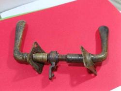 P49----ANTİKA PİRİNÇ KAPI KOLU