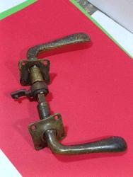 P49----ANTİKA PİRİNÇ KAPI KOLU