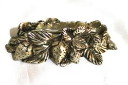 Gümüş kaplama,  çilek mofitli resim  çerçeve altlığı. Boyu:10,5 cm.