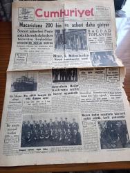 Cumhuriyet Gazetesi - 19 Kasım 1956 - Macaristan'a 200 Bin Rus Askeri Daha Giriyor - Sovyet Askerleri Peşte Sokaklarında Da Kızlara Tecavüze Başladılar - Mısır Birleşmiş Milletlerden Kanalı Temizlenmesini İstedi - Bağdat Toplantısı - Ada Rumları Hammarskjöld'ü Davet Ettiler - Olimpiyat Kafilemiz Bugün Gidiyor - Yanlış Okunan İki Kitabe Yazan Behzat Butak - Haftalık Radyo Programı - İmparator Öjeni Yazan Alain Decause Yazı Dizisi - 1956 1957 Yunus Nadi Mükafatı Şiir Müsabakası - Pazartesi Konuşmaları Yazan Bedri Rahmi Eyüboğlu - Sovyetler Birliği Komünist Partisi Birinci Sekreteri Nikita Hrutçef Batıya Tekrar Hakarette Bulundu - Kararda Mantık Payı Yazan Burhan Felek Köşe Yazısı - Otobüslerin Yeni Hareket Tarifeleri - İzmir'de Bir Amerikalı Çavuş Bir Kıza Tecavüzden Sanık - Galatasaray 3 Beyoğluspor 1 - XVI. Olimpiyat Oyunları - Celal Atik Yaşar Doğu Ve Hüseyin Erkmen Fotoğraf - Fenerbahçe Güneşi 3 0 Yendi