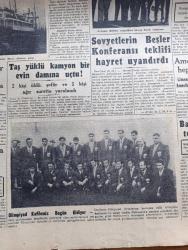 Cumhuriyet Gazetesi - 19 Kasım 1956 - Macaristan'a 200 Bin Rus Askeri Daha Giriyor - Sovyet Askerleri Peşte Sokaklarında Da Kızlara Tecavüze Başladılar - Mısır Birleşmiş Milletlerden Kanalı Temizlenmesini İstedi - Bağdat Toplantısı - Ada Rumları Hammarskjöld'ü Davet Ettiler - Olimpiyat Kafilemiz Bugün Gidiyor - Yanlış Okunan İki Kitabe Yazan Behzat Butak - Haftalık Radyo Programı - İmparator Öjeni Yazan Alain Decause Yazı Dizisi - 1956 1957 Yunus Nadi Mükafatı Şiir Müsabakası - Pazartesi Konuşmaları Yazan Bedri Rahmi Eyüboğlu - Sovyetler Birliği Komünist Partisi Birinci Sekreteri Nikita Hrutçef Batıya Tekrar Hakarette Bulundu - Kararda Mantık Payı Yazan Burhan Felek Köşe Yazısı - Otobüslerin Yeni Hareket Tarifeleri - İzmir'de Bir Amerikalı Çavuş Bir Kıza Tecavüzden Sanık - Galatasaray 3 Beyoğluspor 1 - XVI. Olimpiyat Oyunları - Celal Atik Yaşar Doğu Ve Hüseyin Erkmen Fotoğraf - Fenerbahçe Güneşi 3 0 Yendi