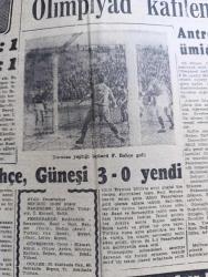 Cumhuriyet Gazetesi - 19 Kasım 1956 - Macaristan'a 200 Bin Rus Askeri Daha Giriyor - Sovyet Askerleri Peşte Sokaklarında Da Kızlara Tecavüze Başladılar - Mısır Birleşmiş Milletlerden Kanalı Temizlenmesini İstedi - Bağdat Toplantısı - Ada Rumları Hammarskjöld'ü Davet Ettiler - Olimpiyat Kafilemiz Bugün Gidiyor - Yanlış Okunan İki Kitabe Yazan Behzat Butak - Haftalık Radyo Programı - İmparator Öjeni Yazan Alain Decause Yazı Dizisi - 1956 1957 Yunus Nadi Mükafatı Şiir Müsabakası - Pazartesi Konuşmaları Yazan Bedri Rahmi Eyüboğlu - Sovyetler Birliği Komünist Partisi Birinci Sekreteri Nikita Hrutçef Batıya Tekrar Hakarette Bulundu - Kararda Mantık Payı Yazan Burhan Felek Köşe Yazısı - Otobüslerin Yeni Hareket Tarifeleri - İzmir'de Bir Amerikalı Çavuş Bir Kıza Tecavüzden Sanık - Galatasaray 3 Beyoğluspor 1 - XVI. Olimpiyat Oyunları - Celal Atik Yaşar Doğu Ve Hüseyin Erkmen Fotoğraf - Fenerbahçe Güneşi 3 0 Yendi