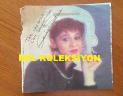 ŞARKICI CEYLAN'IN ISLAK İMZALI AJANS BASIMI FOTOĞRAFI (KÜÇÜK CEYLAN, CEYLAN AVCI) - 13 x 12 cm EBADINDA - KÜÇÜK CEYLAN'IN TAN GAZETESİ OKURLARINA ÖZEL OLARAK ÇOĞALTILMASI MAKSADIYLA İMZALADIĞI FOTOĞRAFIDIR. KAĞIT BASIM FOTOĞRAFTIR, İMZA ISLAK İMZADIR. 3 KASIM 1988