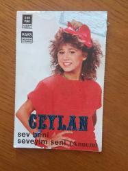 ŞARKICI CEYLAN'IN ''SEV BENİ SEVEYİM SENİ (ANNEM)'' ALBÜMÜNÜN KASET KARTONETİ (ÖN YÜZÜDÜR) - (KÜÇÜK CEYLAN, CEYLAN AVCI) - 10 x 6,5 cm EBADINDA