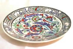 İznik motifli, el boyaması, sanatçı imzalı  Kütahya  porselen  tabak. haliyle. Tamir görmüştür. Ç:30 cm