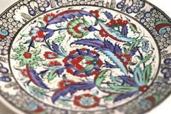 İznik motifli, el boyaması, sanatçı imzalı  Kütahya  porselen  tabak. haliyle. Tamir görmüştür. Ç:30 cm
