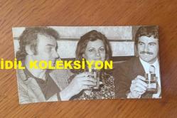 YEŞİLÇAM'IN UNUTULMAZ OYUNCUSU YALÇIN GÜLHAN'IN ORİJİNAL FOTOĞRAF - 11 x 6 cm EBADINDA - YALÇIN GÜLHAN, SÜLEYMAN TURAN ve EŞİ CANDAN TURAN BİRLİKTE KADEH KALDIRIRLARKEN
