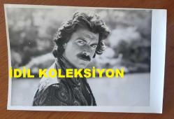YEŞİLÇAM'IN UNUTULMAZ OYUNCUSU YALÇIN GÜLHAN'IN ORİJİNAL FOTOĞRAF - 18 x 12 cm EBADINDA - YALÇIN GÜLHAN DIŞ ORTAMDA KADRAJA POZ VERİRKEN