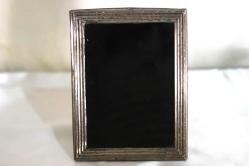 Gümüş  resim  çerçevesi 900 ayar damgalı. Arka yüzü kadife kaplı. Boyutları: 21x16cm