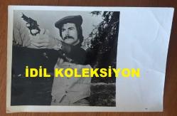 YEŞİLÇAM'IN UNUTULMAZ OYUNCUSU YALÇIN GÜLHAN'IN ORİJİNAL FOTOĞRAF - 18 x 12 cm EBADINDA - YALÇIN GÜLHAN BİR FİLM SAHNESİNDE TABANCA ÇEKERKEN, 1973