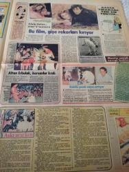 KELEBEK-HÜRRİYETİN KADIN OKUYUCULARINA ARMAĞANDIR -18 Ağustos 1982-harf loto-dormen tiyatrosu şimdi turnet tiyatrosu-haldun dormen-rumeli hisarı'nda Timur Selçuk haftası-bu kuş gerçekten yandık-paça ısınacağız-eviniz kaloriferli ise-ferit sayman-ailede moda-anneler çıkarıyor kızları giyiyor-al gözüm seyreyle-şoför Nebahat hanım-küçük hanımlar için Kirazlı kazak-falcı-alev sayın-ümit açar-mustafa Usta'dan ıslama köfte-kadıköy-bu film gişe rekorları kırıyor-kazak yıkamada Yeni bir yöntem-özürlü çocuk sayısı artıyor-altan erbulak-bu aşk onlara da yeter-cüneyt arkın-derya baykal-münir özkul-her Doğan engin-kayahan