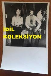 YEŞİLÇAM'IN UNUTULMAZ OYUNCUSU YALÇIN GÜLHAN'IN ORİJİNAL FOTOĞRAF - 18 x 12 cm EBADINDA - YALÇIN GÜLHAN FİLM ÇEKİMLERİNDE SET ARASINDA BEKLERKEN, 1970'LER