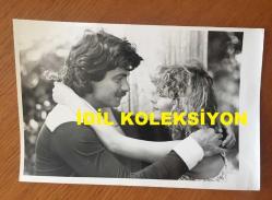 YEŞİLÇAM'IN UNUTULMAZ OYUNCUSU YALÇIN GÜLHAN'IN ORİJİNAL FOTOĞRAF - 18 x 12 cm EBADINDA - YALÇIN GÜLHAN ve SEMA TAMER BİRBİRLERİNE SARILIRKEN